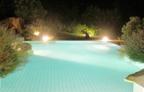Piscina esterna di notte